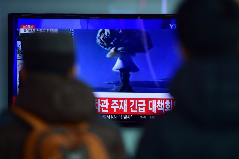Personas ven un informe sobre la prueba de la bomba de hidrógeno de Corea del Norte, en una estación de ferrocarril en Seúl. / AFP
