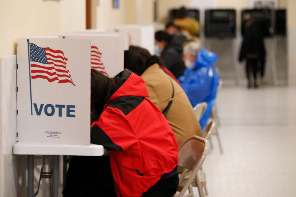 San Francisco (United States), 08/11/2022.- Voters mark their ballots at the voting center inside San Francisco City Hall in San Francisco, California, USA, 08 November 2022. The US midterm elections are held every four years at the midpoint of each presidential term and this year include elections for all 435 seats in the House of Representatives, 35 of the 100 seats in the Senate and 36 of the 50 state governors as well as numerous other local seats and ballot issues. (Elecciones, Estados Unidos) EFE/EPA/JOHN G. MABANGLO EPA-EFE/JOHN G. MABANGLO EPA-EFE/JOHN G. MABANGLO