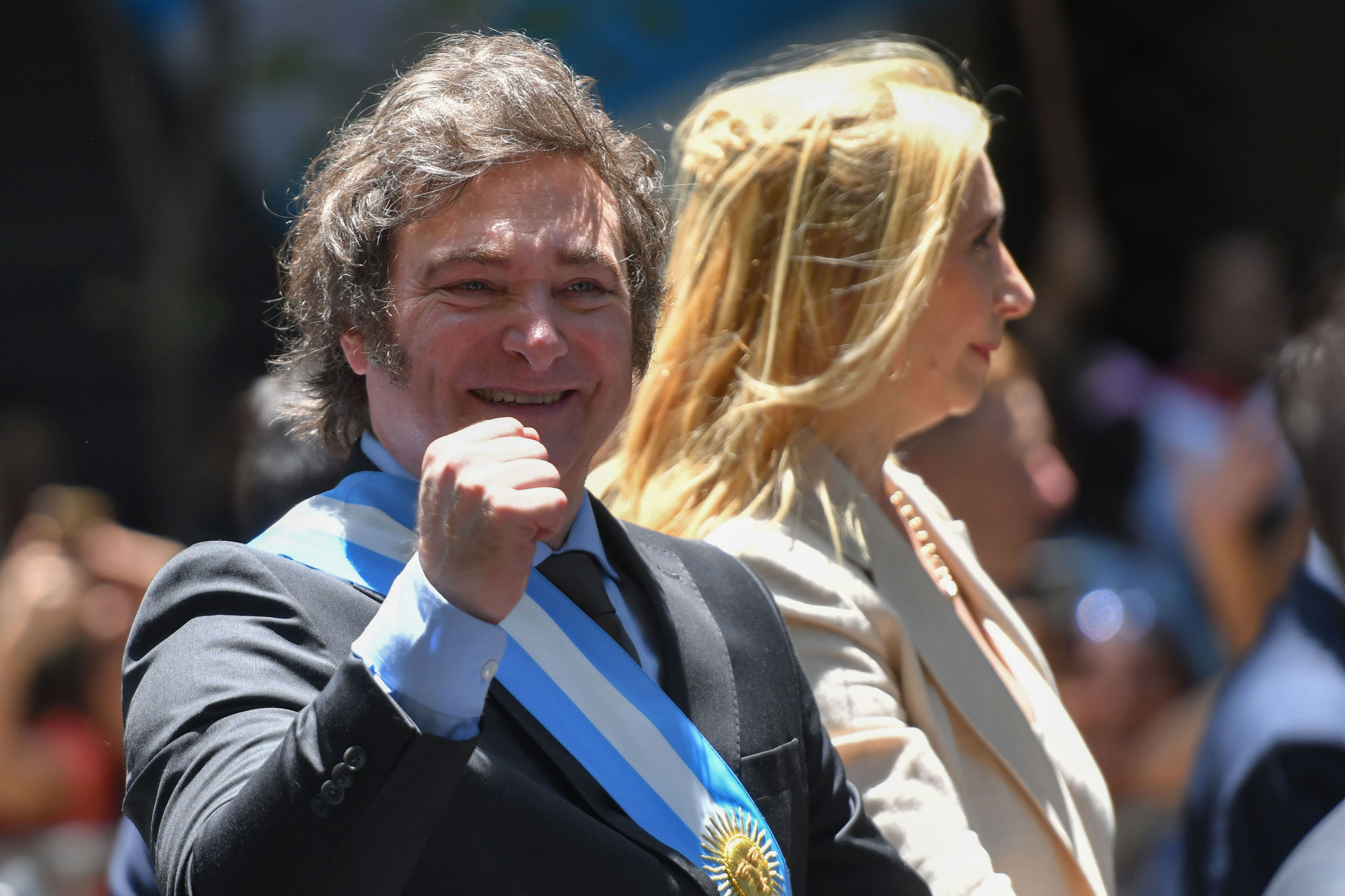 -FOTODELDÍA- AME3458. BUENOS AIRES (ARGENTINA), 10/12/2023.- El presidente electo de Argentina Javier Milei realiza un recorrido hasta la Casa Rosada acompañado de su hermana Karina Milei, hoy luego de juramentar como nuevo presidente en el Congreso de la Nación en Buenos Aires (Argentina). El economista libertario Javier Milei juró este domingo "por Dios y por la patria, sobre estos santos evangelios" como nuevo presidente de Argentina en el Congreso de la Nación, en Buenos Aires. Posteriormente, recibió la banda y el bastón presidenciales de manos del mandatario saliente, Alberto Fernández, quien le estrechó la mano y dijo unas breves palabras, tras lo cual salió del recinto. EFE/ Enrique García Medina