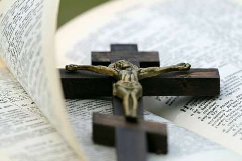 Con referendo, buscan que colegios del país enseñen sobre familia con la Biblia
