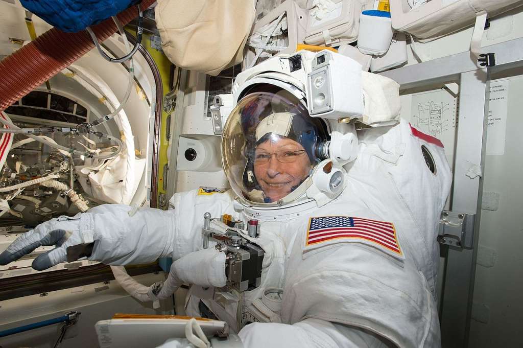 Peggy Whitson – Salva vidas con la cuarentenaLa astronauta de la NASA, Peggy Whitson.NASAPeggy Whitson, es una de las astronautas más experimentadas de la Tierra. En una entrevista con CBS aseguró que aunque nunca se aburrió en la Estación Espacial Internacional, permanecer en casa, intentando trabajar y mantener la familia puede volverse muy desafiante.