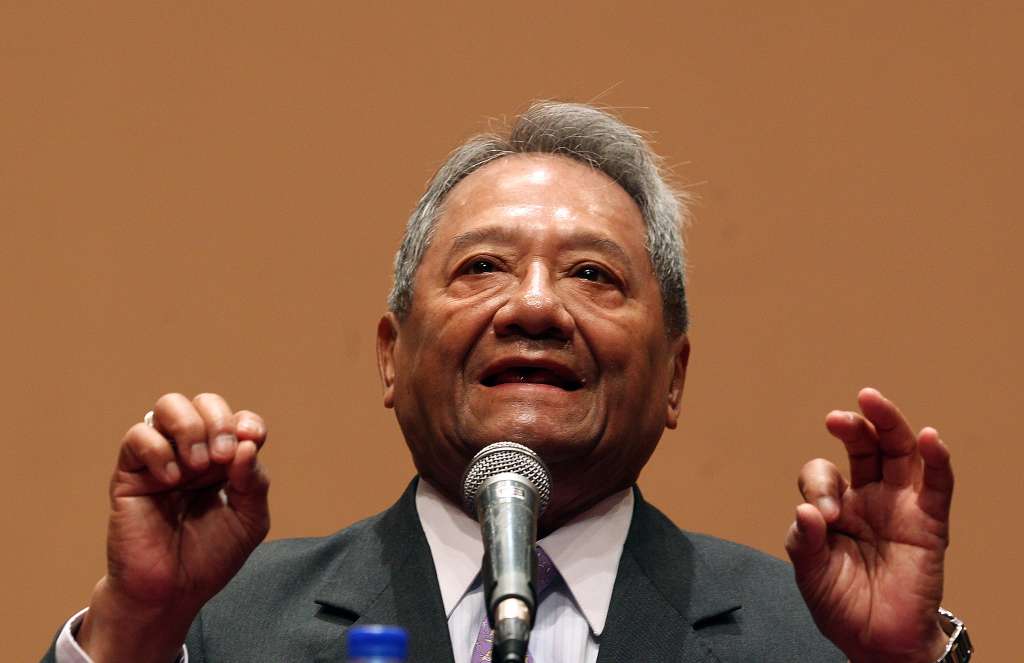 MEX3101. CIUDAD DE MÉXICO (MÉXICO), 28/12/2022.- Fotografía de archivo fechada el 23 de enero de 2016 del cantautor mexicano Armando Manzanero, durante una rueda de prensa en la Ciudad de México (México). El célebre compositor, actor, arreglista, productor y cantante mexicano Armando Manzanero, quien murió el 28 de diciembre de 2020, recibirá homenajes en España y Estados Unidos revelaron sus hijos Martha, María Elena y Diego Manzanero Arjona. EFE/ Alex Cruz/ARCHIVO