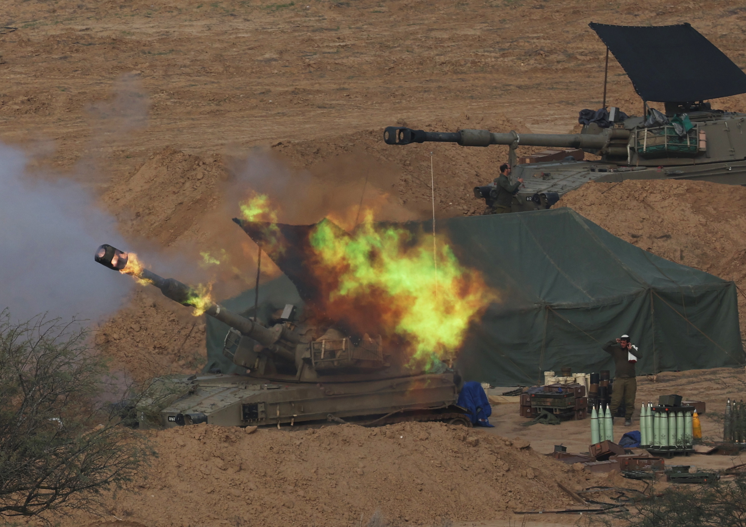 Unknown (Israel), 27/12/2023.- Israeli artillery units shelling toward targets in the southern part of the Gaza Strip, next to the Israel-Gaza border on 27 December 2023. More than 20,800 Palestinians and at least 1,300 Israelis have been killed, according to the Palestinian Health Ministry and the Israel Defense Forces (IDF), since Hamas militants launched an attack against Israel from the Gaza Strip on 07 October, and the Israeli operations in Gaza and the West Bank which followed it. EFE/EPA/ATEF SAFADI