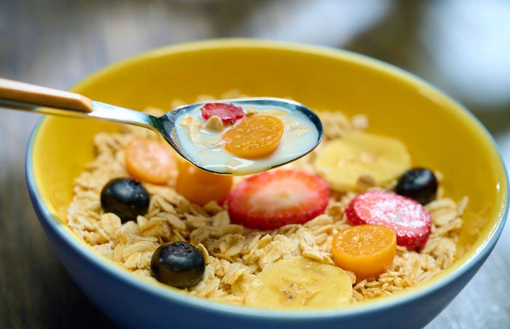 La leche es el mejor acompañamiento del cereal con fruta.