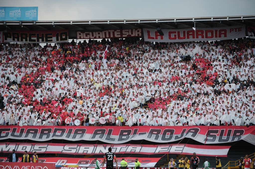 Hinchas de Independiente Santa Fe en el estadio el Campín, durante el partido ante América por la Liga Águila II 2017.