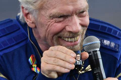 El millonario Richard Branson logra viajar al espacio en una nave de su propiedad
