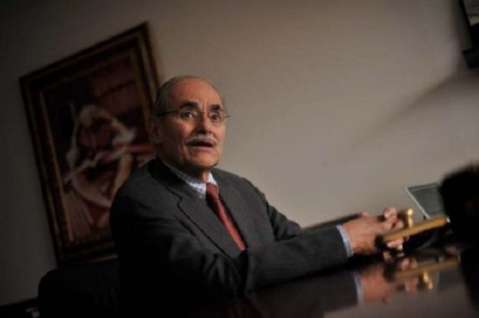 Horacio Serpa estará un mes fuera de sus labores para recuperarse de cirugía