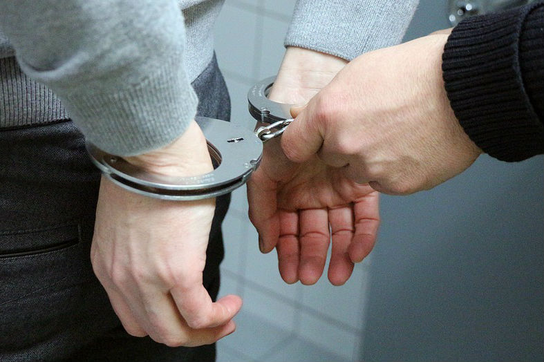 Las autoridades quieren establecer si Edilson Álvarez Quintero estaría vinculada con la reciente masacre de El Tarra, en la que hombres armados ingresaron a un billar y dispararon contra varias personas. / Pixabay.