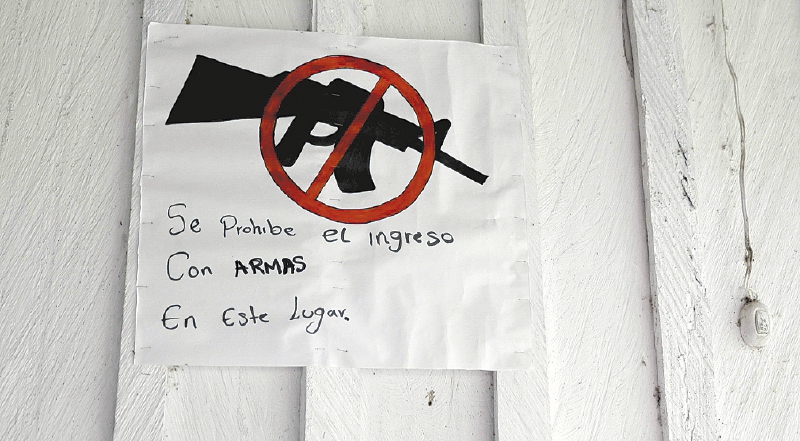 Este letrero advierte a los lugareños que no serán atendidas personas armadas. Foto: Harold Rodríguez