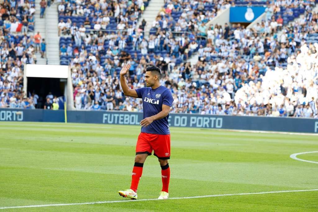 Radamel Falcao fue homenajeado por los hinchas de Porto en un duelo frente a Rayo Vallecano