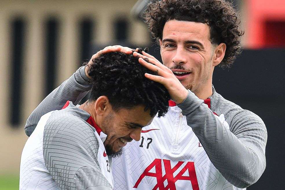 Luis Díaz junto a Curtis Jones, ambos jugadores del Liverpool, en el entrenamiento de este jueves.