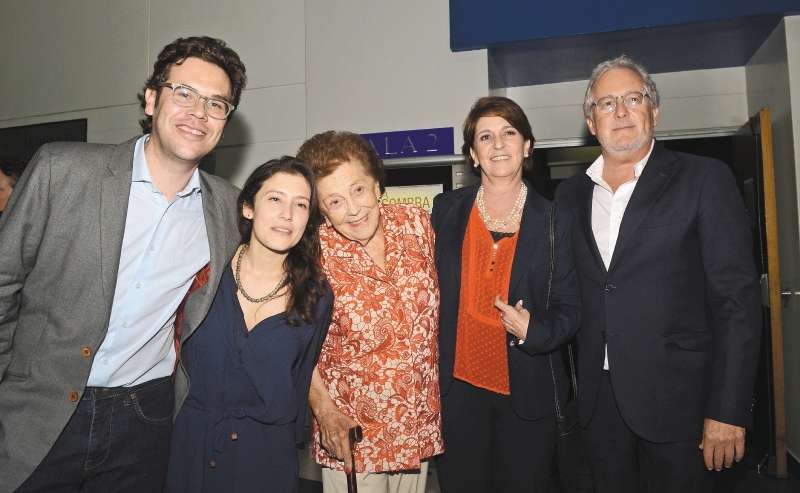 En el medio, Cecilia Faciolince de Abad, quien afirmó sobre la película "El olvido que seremos" que el homenaje que se le rinde a Héctor Abad Gómez es emocionante y "doloroso".  / Luis Benavides