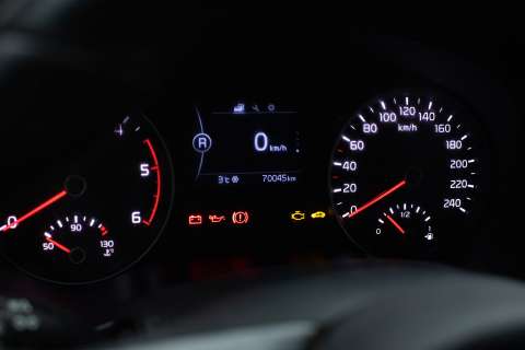 ¿Qué significa que se encienda la luz del ABS en el tablero del carro?