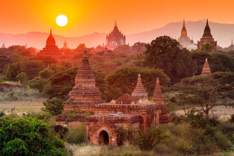 Bagan, un amanecer entre templos: en Myanmar se encuentra otro de los amaneceres más bonitos del mundo. La ciudad de Bagan, caracterizada por sus numerosos templos y estupas, fue la capital del reino de Pagan durante más de dos siglos. Este imperio fue el primero que unificó las tierras de Birmania. De ahí la gran proliferación de edificios religiosos para dar un carácter de poder a la ciudad. Centurias más tarde, este lugar es historia viva, pero también es uno de los espacios más fotogénicos del país. Lo ideal para disfrutar del amanecer es subir a una pagoda, como la Buledi Paya, para admirar este espectáculo desde las alturas. Desde allí, es posible ver cómo el sol empieza a hacer acto de presencia iluminando estas llanuras declaradas Patrimonio de la Humanidad.