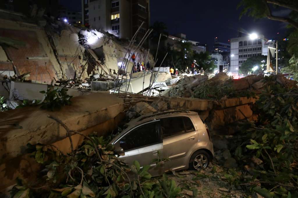 AME4120. CARACAS (VENEZUELA), 24/06/2026.- Fotografía que muestra un vehículo afectado este miércoles, luego de dos fuertes terremotos sacudieron el Caribe venezolano en Caracas (Venezuela). El evento principal fue un sismo de magnitud 7,5, informó el sistema oficial de alerta de tsunamis de Estados Unidos. EFE/ Ronald Peña R