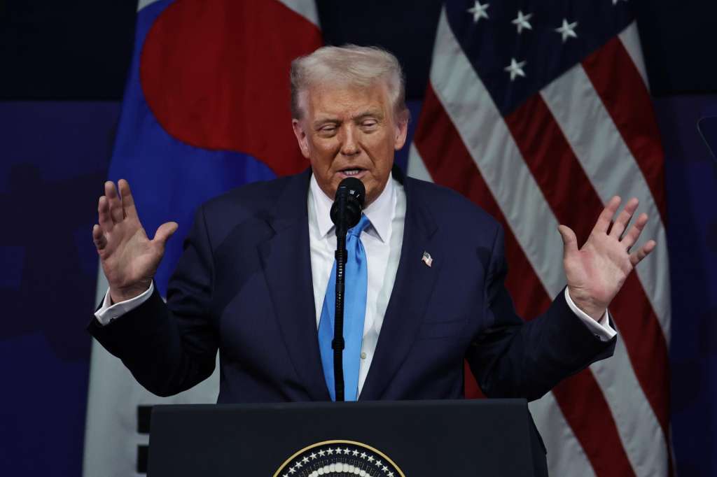 GYEONGJU (South Korea), 29/10/2025.- US President Donald Trump speaks during the APEC CEO Summit Korea 2025 in Gyeongju, South Korea, 29 October, 2025. The APEC CEO Summit Korea 2025 is being held in Gyeongju until 31 October. (Corea del Sur) EFE/EPA/ANDRES MARTINEZ CASARES