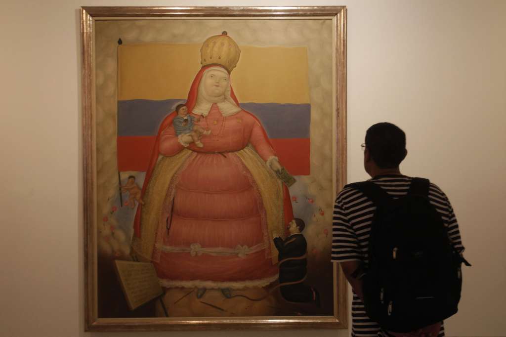 AME9865. MEDELLÍN (COLOMBIA), 15/09/2023.- Personas visitan el Museo de Antioquia para ver las obras del maestro Fernando Botero, hoy, en Medellín (Colombia). El maestro colombiano Fernando Botero, fallecido este viernes a los 91 años, fue el artista de las figuras voluminosas, "no gordas", como solía aclarar, una obra que lo convirtió en artista universal y que hoy está repartida en forma de pinturas y esculturas en museos y plazas de todo el mundo. EFE/ Luis Eduardo Noriega A.