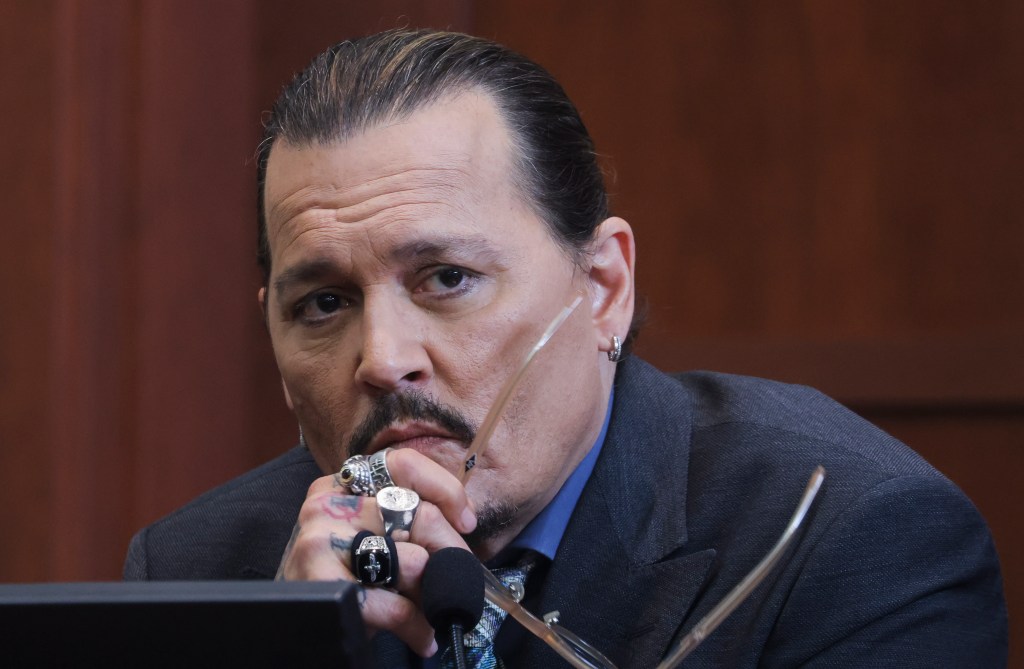 Fairfax (United States), 25/05/2022.- Actor Johnny Depp listens to a question as he testifies in the courtroom during the Depp v Heard defamation trial at the Fairfax County Circuit Courthouse in Fairfax, Virginia, USA, 25 May 2022. Johnny Depp's 50 million US dollar defamation lawsuit against Amber Heard started on 10 April. (Estados Unidos) EFE/EPA/EVELYN HOCKSTEIN / POOL