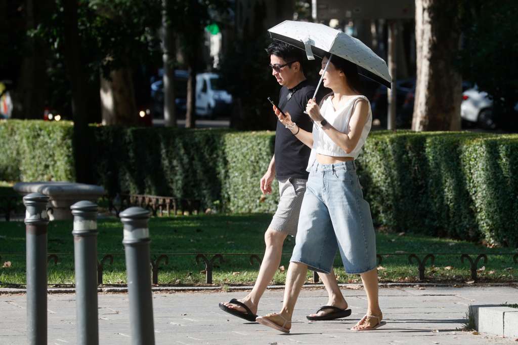 MADRID, 02/08/2024.- Turistas en el centro de Madrid este viernes. España marcó un nuevo récord de llegada de turistas extranjeros para un primer semestre con 42,5 millones de personas, un 13,3 % más que en el mismo periodo de 2023, en un periodo en el que crece el rechazo social hacia la masificación por la excesiva afluencia de visitantes. Los turistas internacionales siguen apostando en número creciente por los destinos españoles. Su número ya supera las cifras prepandemia, aunque en algunos puntos turísticos ha crecido de forma paralela cierto rechazo ante este elevado número de visitantes que abarrotan playas, algunos barrios y las zonas céntricas de algunas ciudades y lugares turísticos. EFE/ Fernando Alvarado