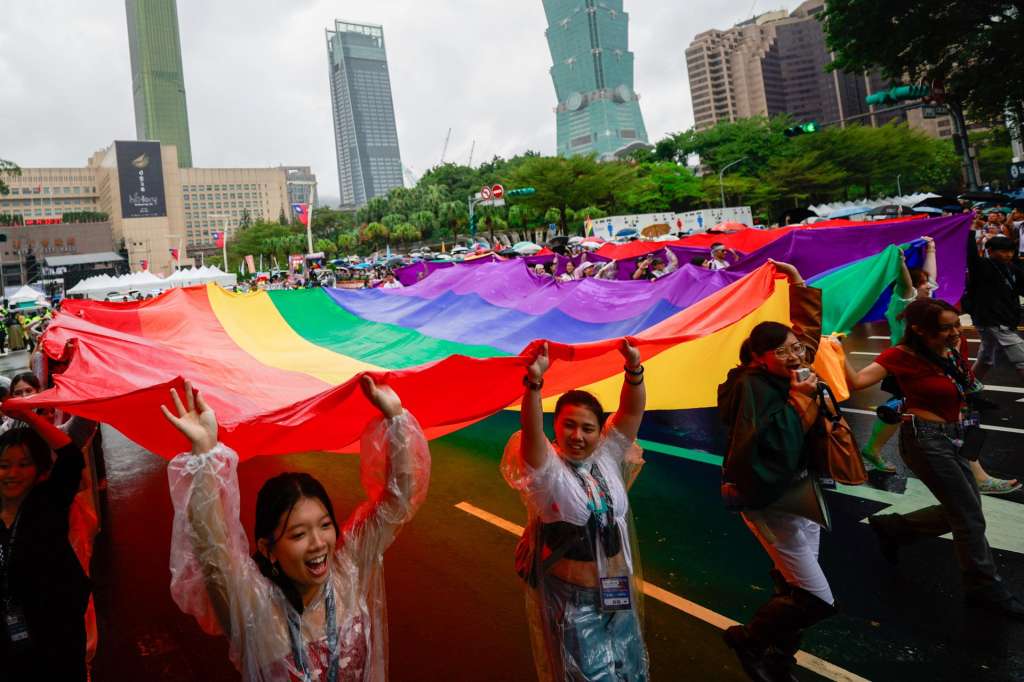 TAIPEI (Taiwan), 25/10/2025.- People carry a giant rainbow flag and accessories during the annual Taiwan Pride parade in Taipei, Taiwan, 25 october 2025. This year's theme, 'Beyond Links: More Than Clicks', examines online conversations about gender and the challenges LGBTQ+ individuals face in the digital age. EFE/EPA/RITCHIE B. TONGO
