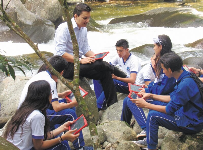 Cuando Luis Emiro comenzó a dictar clase no había internet en la escuela ni en ninguna de las 46 veredas que conforman la región del Caraño.