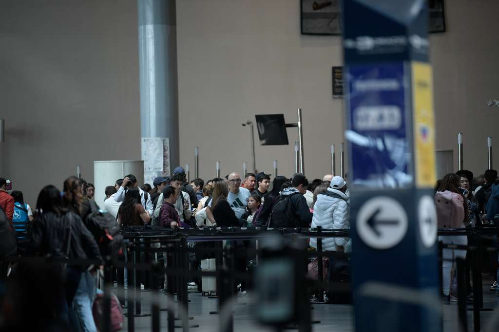 Huelga o ‘plan tortuga’ de los trabajadores de Migración Colombia, por falta de acuerdos laborales realizada en el Aeropuerto El Dorado.