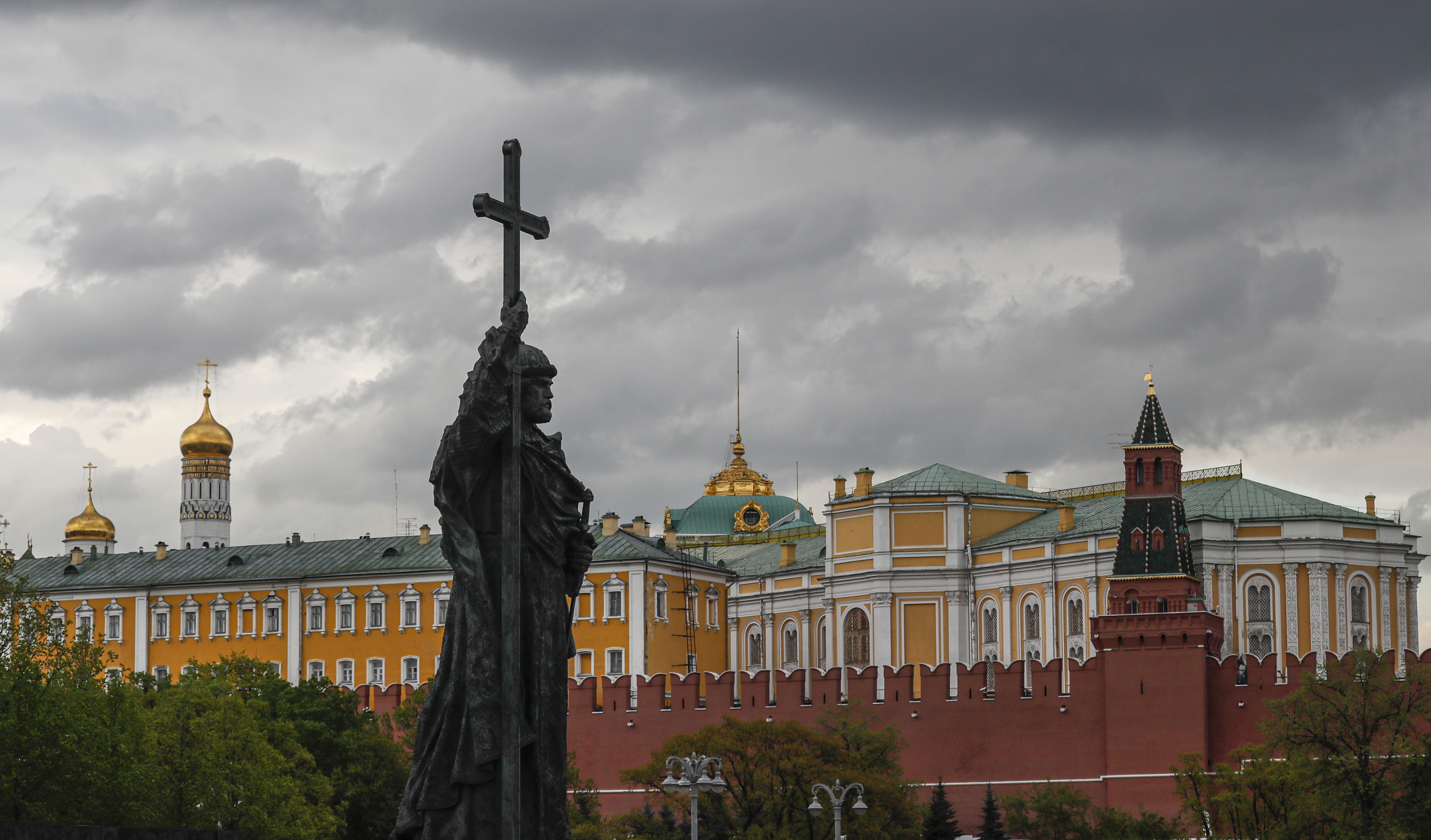 Moscow (Russian Federation), 03/05/2023.- A general view of the Moscow Kremlin in Moscow, Russia, 03 May 2023. According to the Russian Presidential Press Service, two unmanned aerial vehicles targeted the Kremlin on the night of 02 May. The Kremlin accused Kyiv of carrying the drone strike against the residence of the Russian president, adding that the drones were disabled and crashed in the Kremlin grounds without causing any casualties or damage. The Kremlin described the action as a 'planned terrorist attack and an assassination attempt targeting the President', noting that the President was not injured. (Atentado, Terrorista, Rusia, Ucrania, Moscú) EFE/EPA/YURI KOCHETKOV