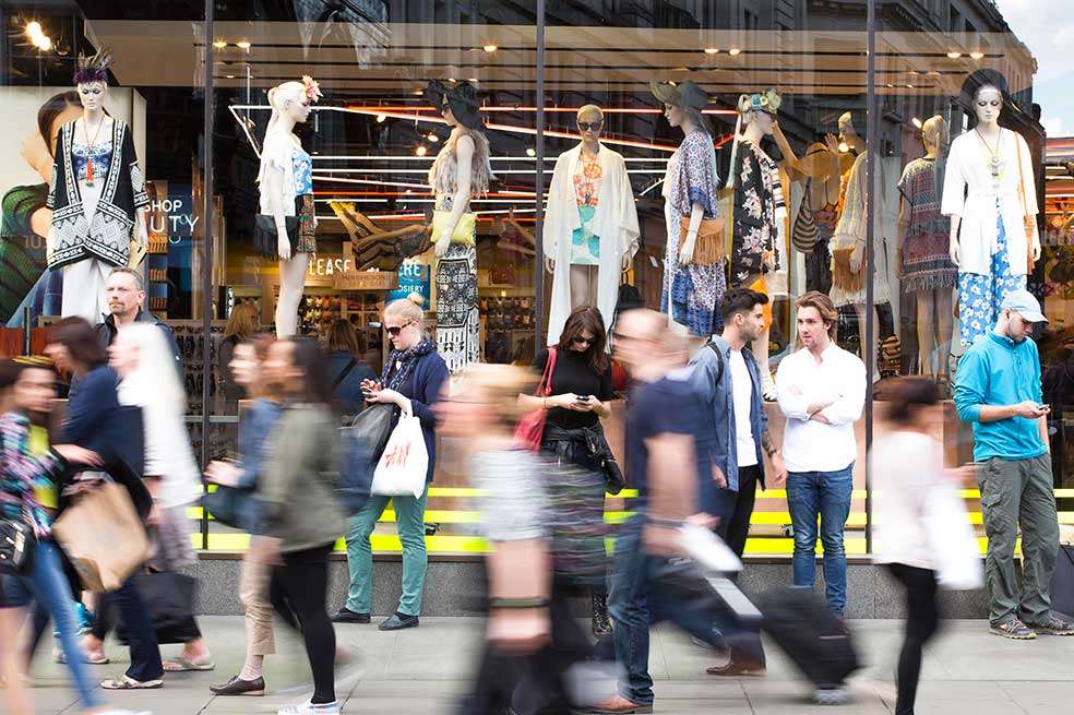 “Sigo disfrutando de lo que hago, que es construir empresas”, dice el magnate sudafricano que compró hace poco la cadena de ropa para mujer New Look, en Londres. / Bloomberg