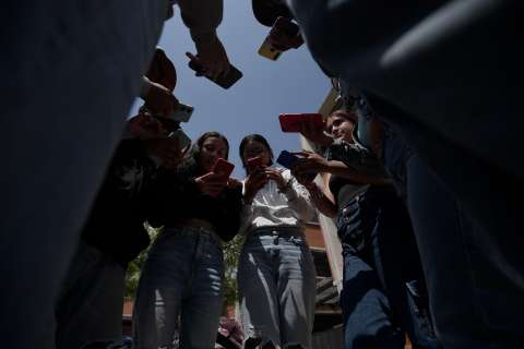 “Las feministas odian a los hombres”: la ‘manosfera’ ya influye en los colegios de Bogotá