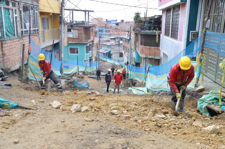 Pavimentando vías en Ciudad Bolívar, buscan mejorar la calidad del aire en Bogotá