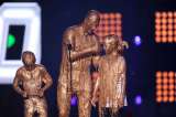 David Beckham y sus hijos se ‘bañan’ en oro