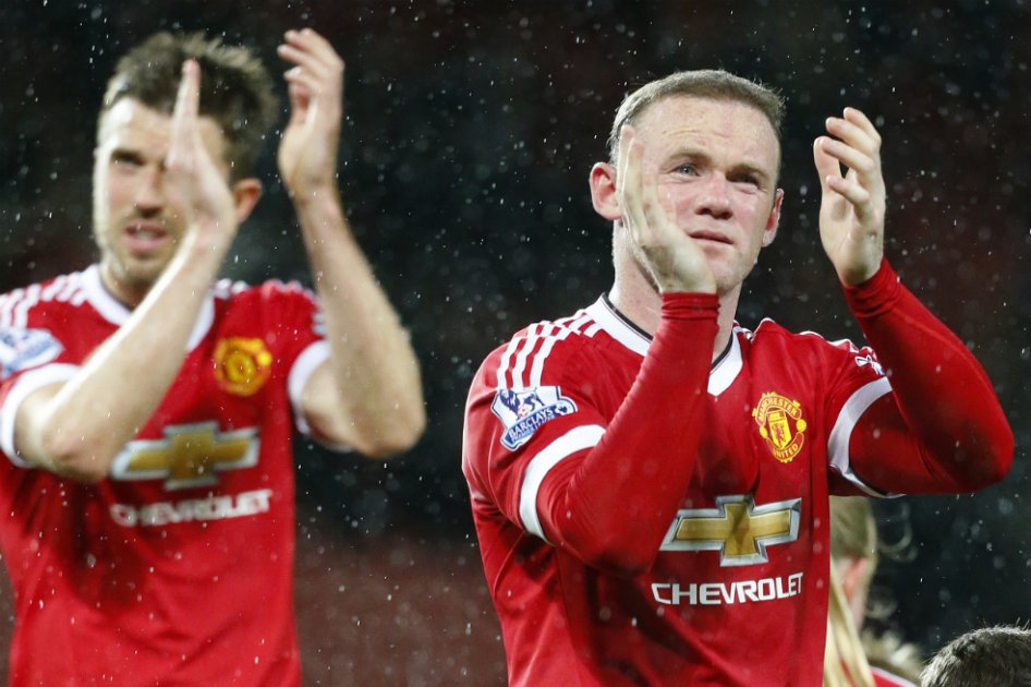 Michael Carrick y Wayne Rooney se despiden con aplausos de los aficionados del Man. United que asistieron a Old Trafford. / AFP