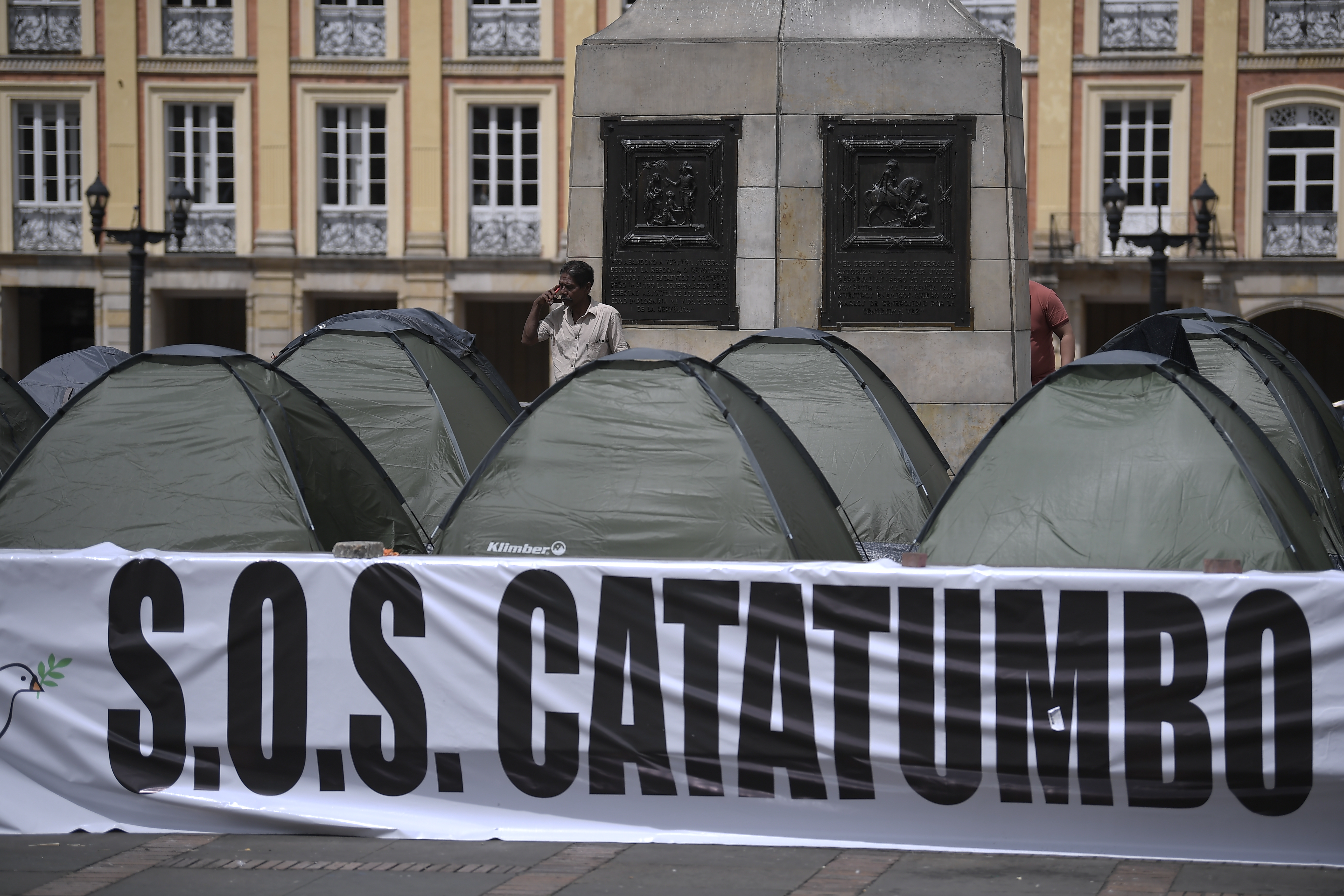 Líderes desplazados del Catatumbo instalaron un campamento en la Plaza de Bolívar de Bogotá, solicitan una reunión con el presidente Petro.