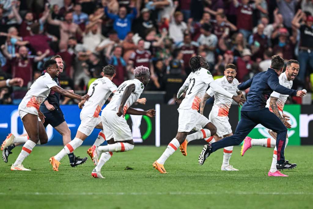 Prague (Czech Republic), 07/06/2023.- Players of West Ham United celebrate after winning the UEFA Europa Conference League Final soccer match between AFC Fiorentina and West Ham United, in Prague, Czech Republic, 07 June 2023. (República Checa, Praga) EFE/EPA/FILIP SINGER