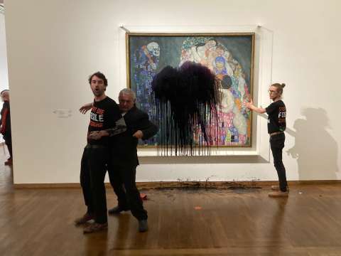 Activistas arrojan petróleo sobre un cuadro de Klimt en un museo de Viena