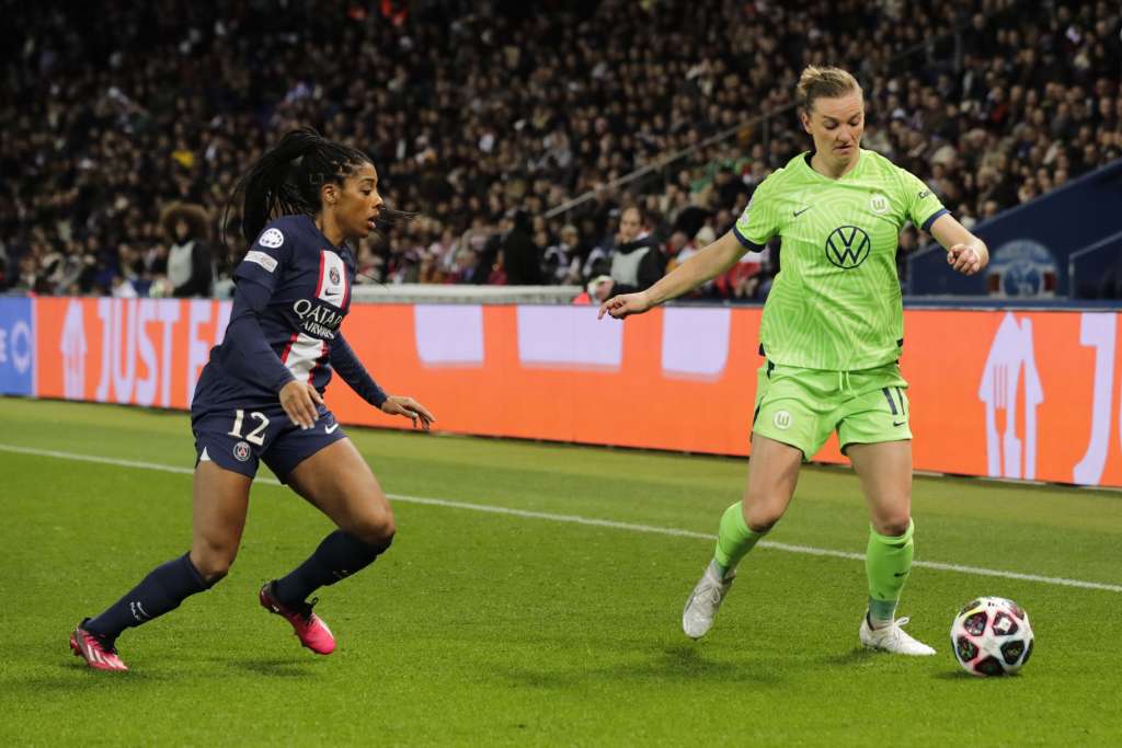 Paris (France), 22/03/2023.- Paris Saint Germain's Ashley Lawrene (L) and Wolfsburg's Alexandra Popp (R) in action during the UEFA Women's Champions League quarter final soccer match between Paris Saint Germain and VFL Wolfsburg at Parc des Princes Stadium in Paris, France, 22 March 2023. (Liga de Campeones, Francia) EFE/EPA/TERESA SUAREZ