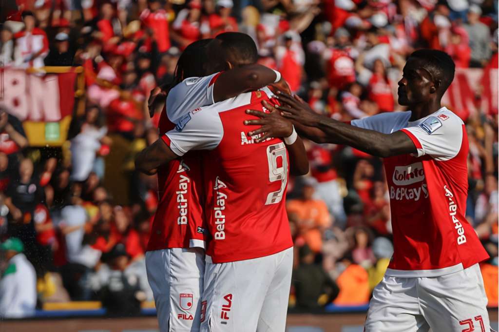 Los jugadores de Santa Fe celebran el gol de Hugo Rodallega en la victoria 2-0 sobre Fortaleza, en El Campín.