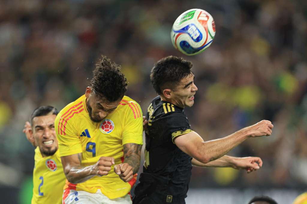 AMDEP6151. ARLINGTON (ESTADOS UNIDOS), 11/10/2025.- Johan Vásquez (d) de México disputa el balón con Luis Javier Suárez de Colombia este sábado, durante un partido de preparación para la Copa Mundial 2026 entre México y Colombia en el estadio AT&T en Arlington (EE.UU.). EFE/ Carlos Ramírez