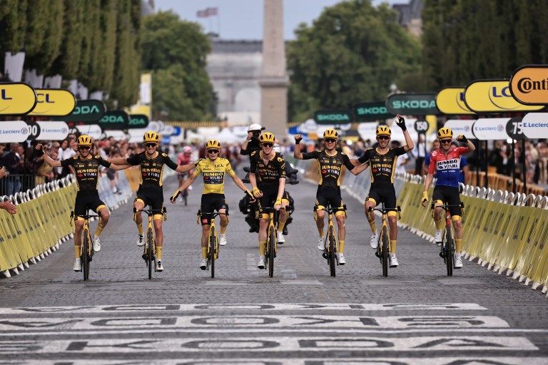 Combloux (France), 23/07/2023.- Yellow Jersey overall leader Danish rider Jonas Vingegaard (3-L) of team Jumbo-Visma and his teammates cross the finish line of the 21st and final stage of the Tour de France 2023 over 115kms from Saint-Quentin-en-Yvelines to Paris Champs-Elysee, France, 23 July 2023. (Ciclismo, Francia) EFE/EPA/CHRISTOPHE PETIT TESSON