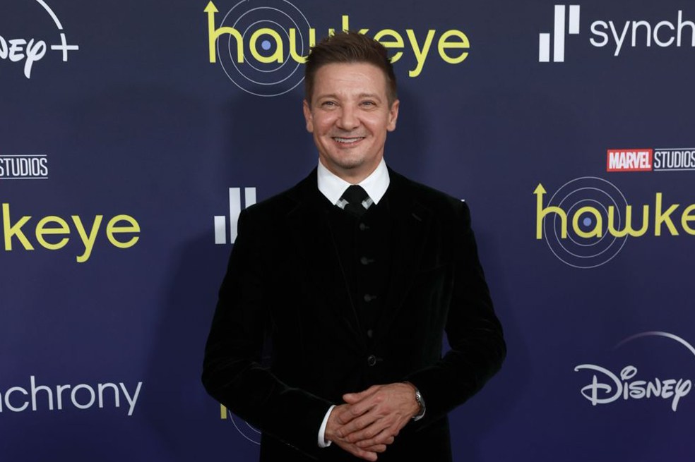 Jeremy Renner continúa en estado crítico, luego de sufrir un accidente en su rancho.