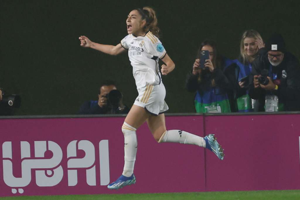 MADRID, 15/11/2023.- La defensa del Real Madrid Olga Carmona celebra tras anotar de penalti el 2-2 del empate durante el encuentro correspondiente a la fase de grupos de la Liga de Campeones Femenina que Real Madrid y Chelsea disputan hoy miércoles en el estadio Alfredo Di Stéfano, en Madrid. EFE / Juanjo Martín