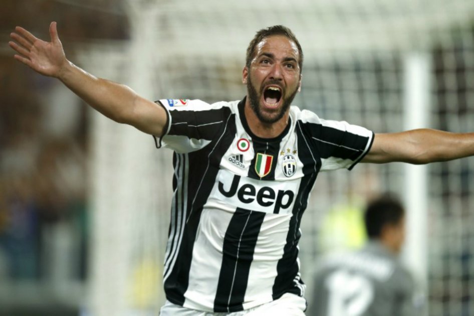 El delantero argentino Gonzalo Higuaín celebra su gol en la primera fecha del campeonato italiano. / AFP