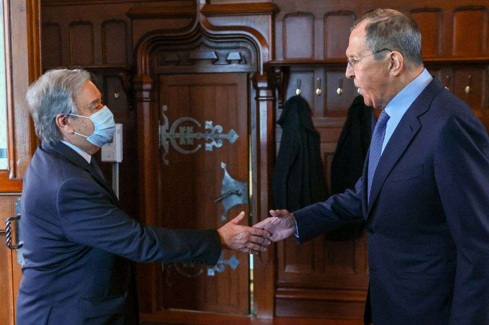 El ministro de Relaciones Exteriores de Rusia, Sergei Lavrov (derecha), se reúne con el secretario general de la ONU, Antonio Guterres, en Moscú.