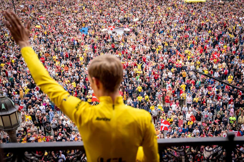 Copenhague (Dinamarca), 27/07/2022.- El ciclista danés Jonas Vingegaard del Team Jumbo-Visma luce el maillot amarillo de líder general mientras saluda a los aficionados desde el balcón del Ayuntamiento en el centro de Copenhague, Dinamarca, este miércoles. Vingegaard regresó a Dinamarca tras ganar el Tour de Francia 2022 en la etapa final en los Campos Elíseos de París, Francia, el 24 de julio de 2022. EFE/Mads Claus Rasmussen PROHIBIDO SU USO EN DINAMARCA