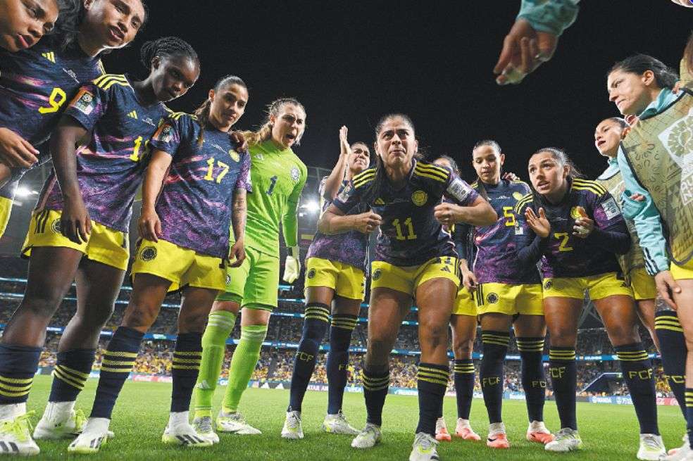 Catalina Usme (cent.), la 11 de la selección, arengando a sus compañeras en el mundial femenino.