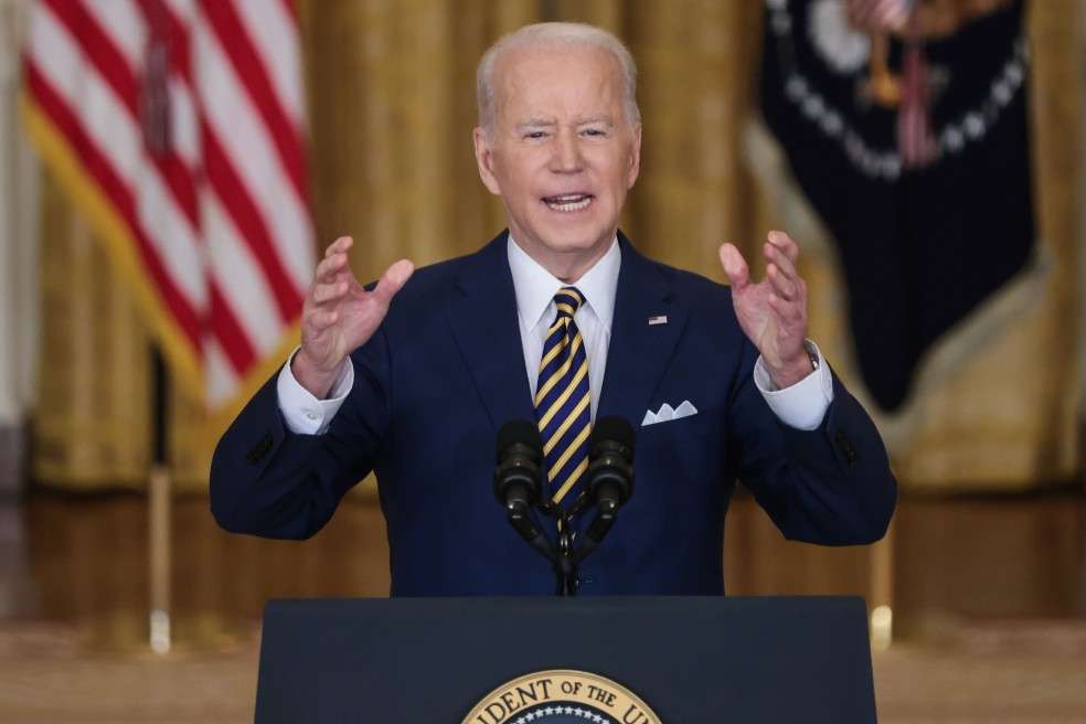 Joe Biden pide a las petroleras no quedarse con todas las ganancias por alza de precios del crudo.