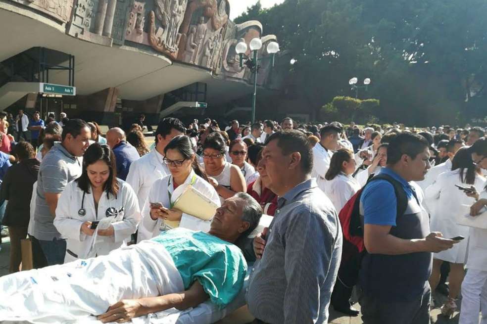 Cientos de personas entre médicos, pacientes y enfermeras desalojan el Centro Médico de Ciudad de México  tras el temblor originado a 30 kilómetros al suroeste de Arcelia, en el sureño estado de Guerrero, México.  / EFE