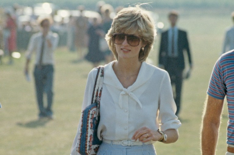 El secreto de Lady Di para combinar zapatillas blancas en su outfit con estilo