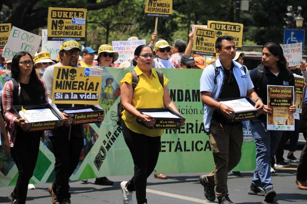 Ruth López, defensora de derechos humanos desaparecida en El Salvador.