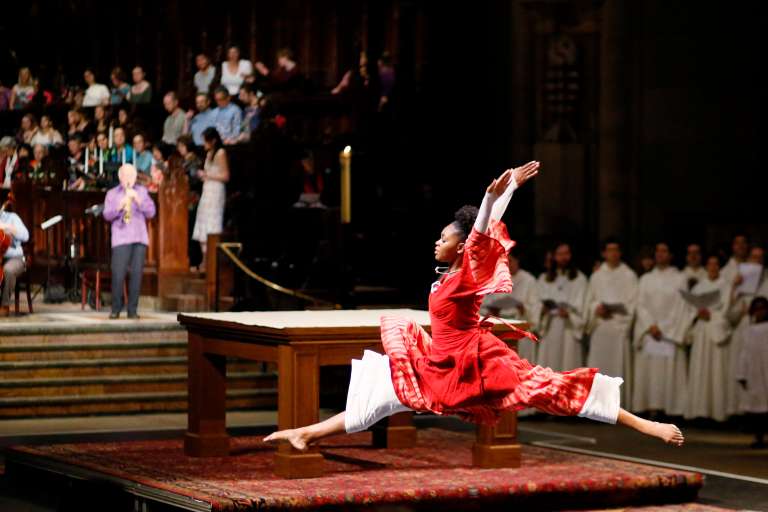 Los bailarines actúan durante la Bendición de los Animales en el Servicio del Día de San Francisco en la Catedral de San Juan el Divino en la ciudad de Nueva York el 1 de octubre de 2023.
